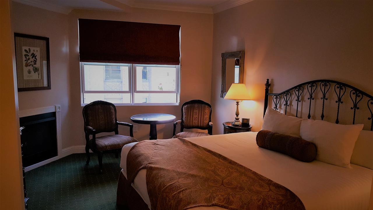 Hotel The 3*